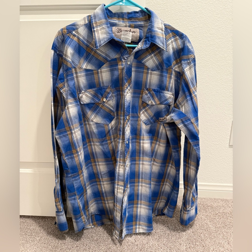 Wrangler Men's XL Plaid button down shirt.